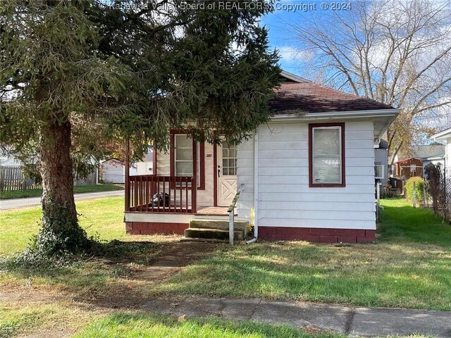 view of front of house featuring a front lawn