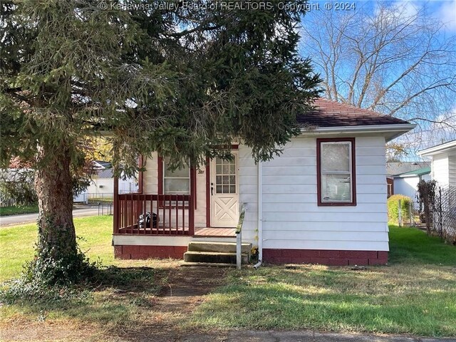 view of front of property with a front yard