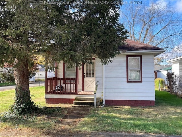 view of front of house with a front lawn