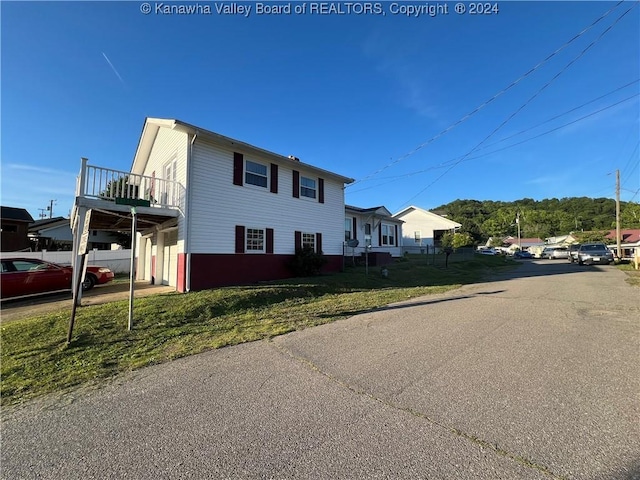 view of side of property featuring a lawn