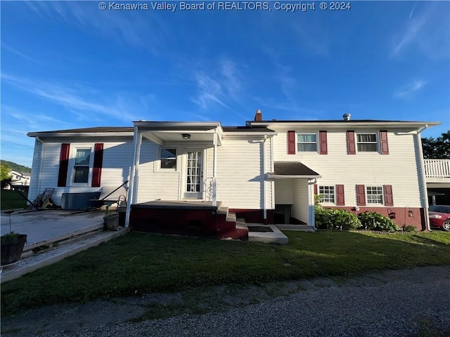 view of front of property with a front lawn