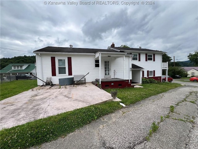 view of front of property featuring a front yard