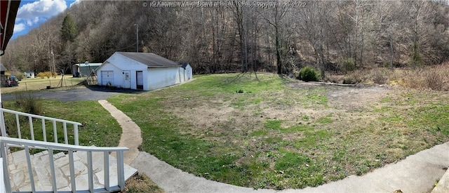 view of yard featuring an outdoor structure