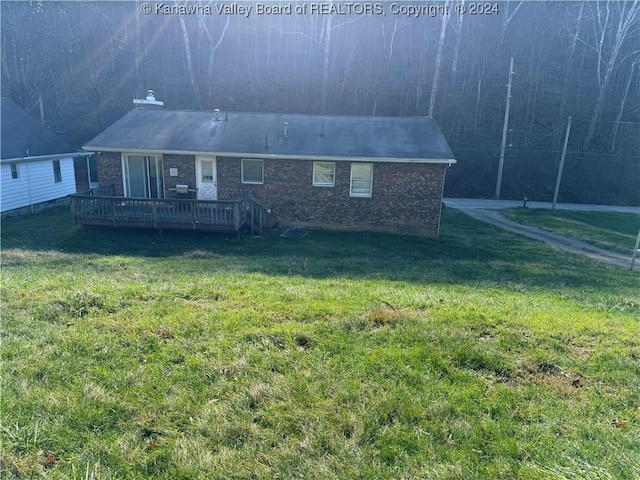 view of front of house featuring a deck and a front yard