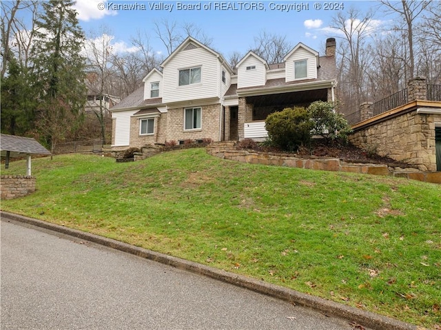 view of front of property featuring a front lawn