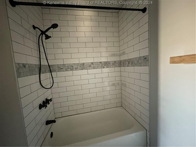 bathroom with tiled shower / bath