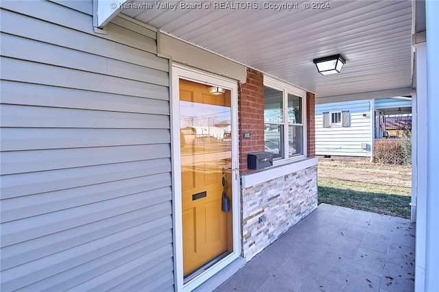 doorway to property with covered porch