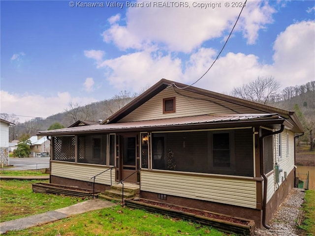 view of front of property with a front yard