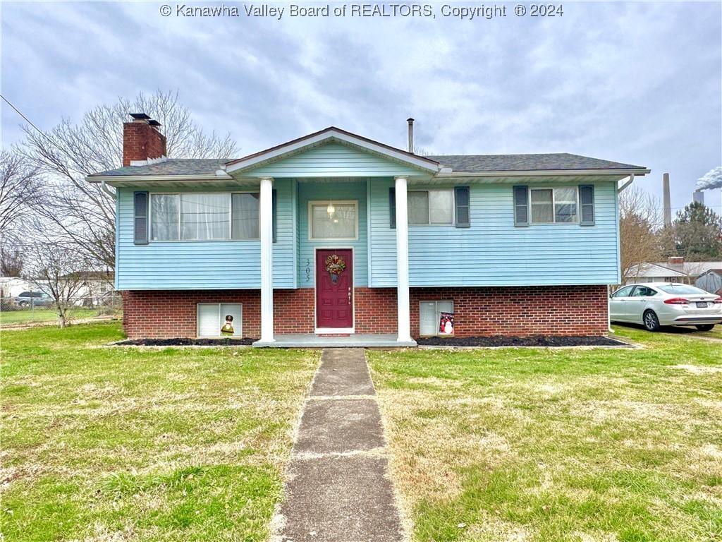 bi-level home featuring a front lawn