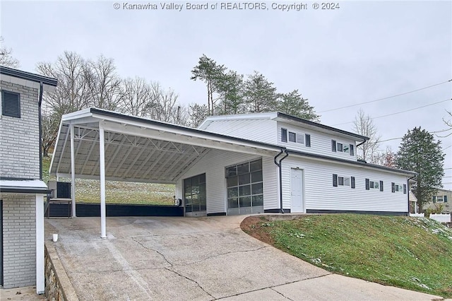 view of front facade featuring a front yard and a carport