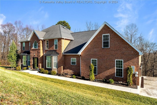 view of front of home featuring a front lawn