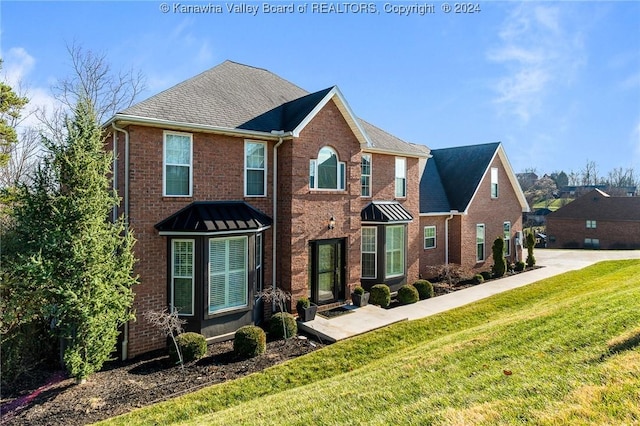 view of front property featuring a front yard