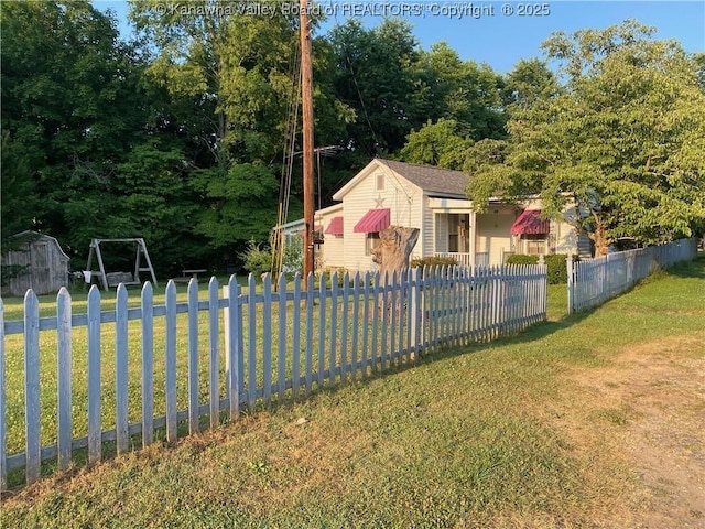 view of front of house featuring a front yard