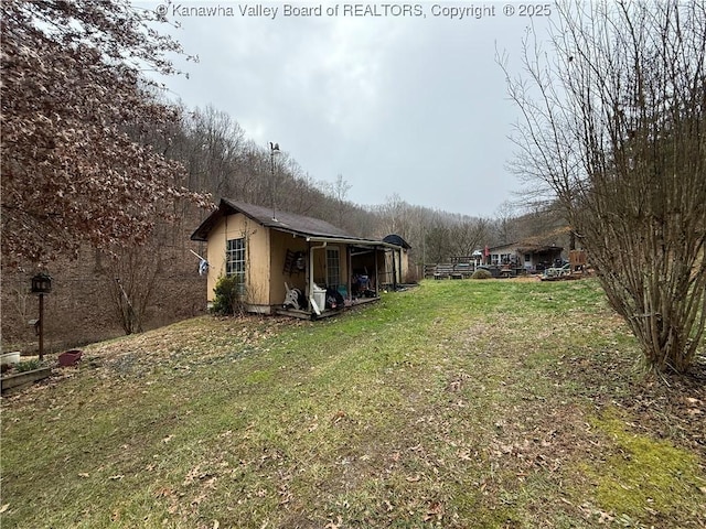 view of yard with an outdoor structure