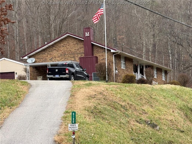 single story home featuring a front lawn