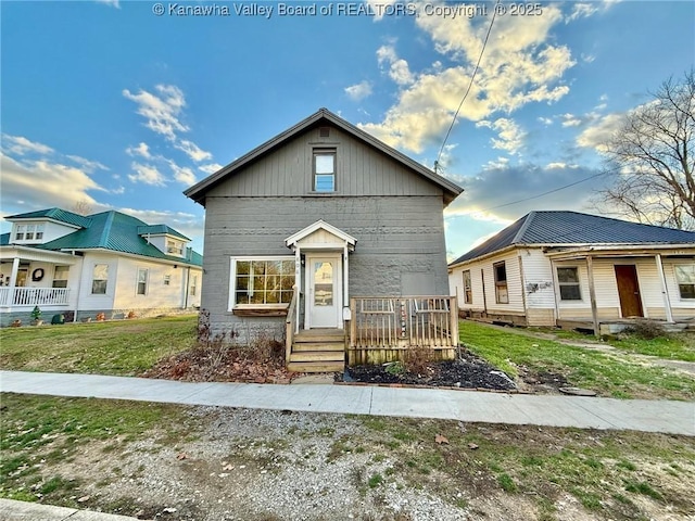 view of front facade featuring a front yard