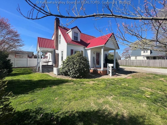 view of side of property featuring a lawn