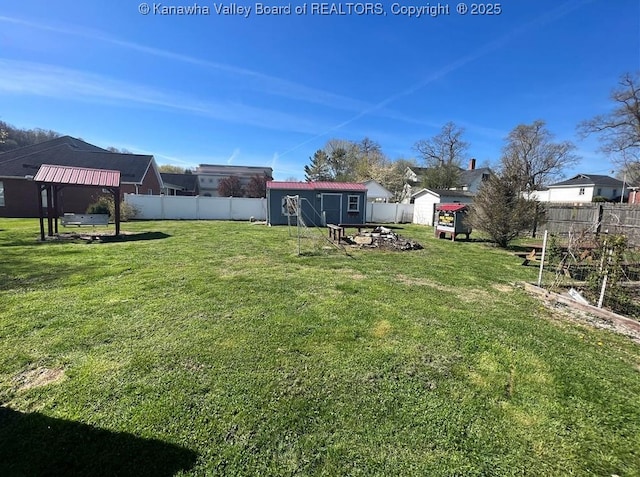 view of yard with an outdoor structure