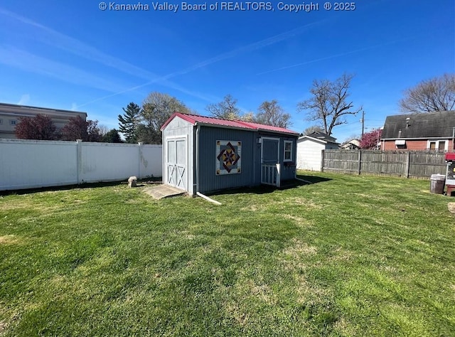 view of yard featuring a storage shed