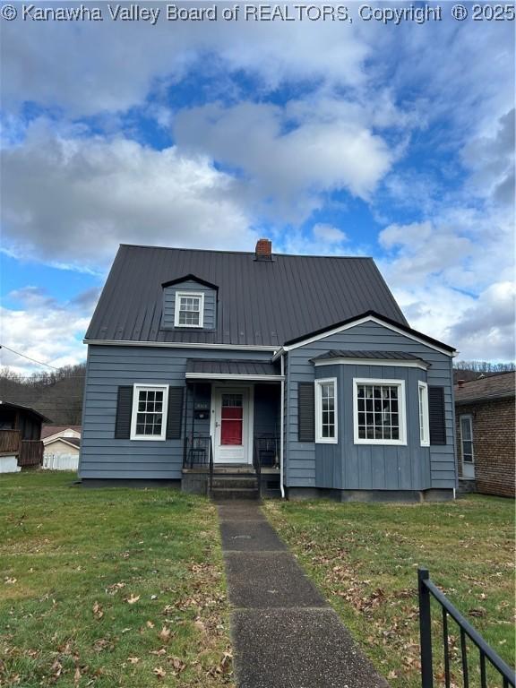 view of front of property featuring a front lawn