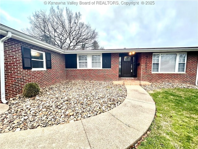 ranch-style home with a front yard