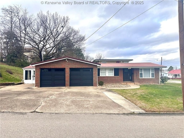 single story home with a front lawn