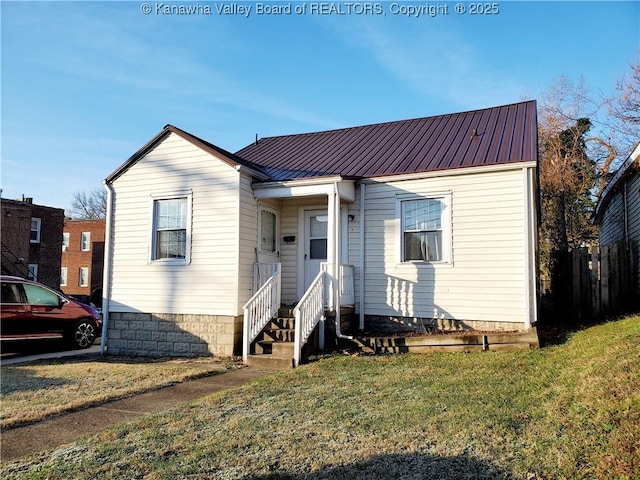 view of front of house featuring a front lawn