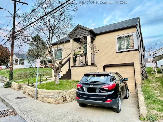 view of front of house featuring a garage