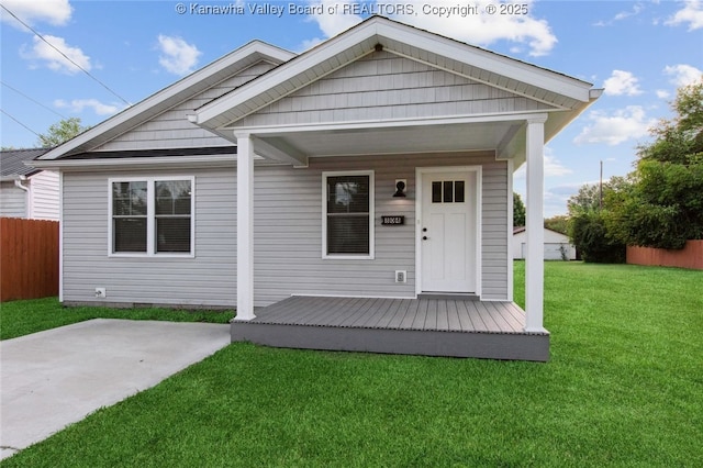 view of front of property featuring a front yard