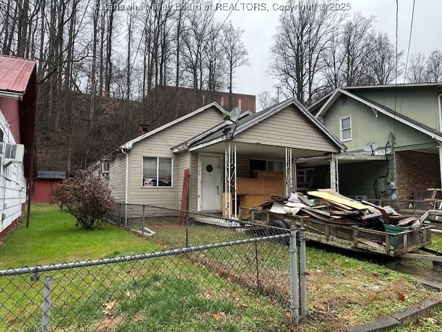 view of front of home featuring a front lawn