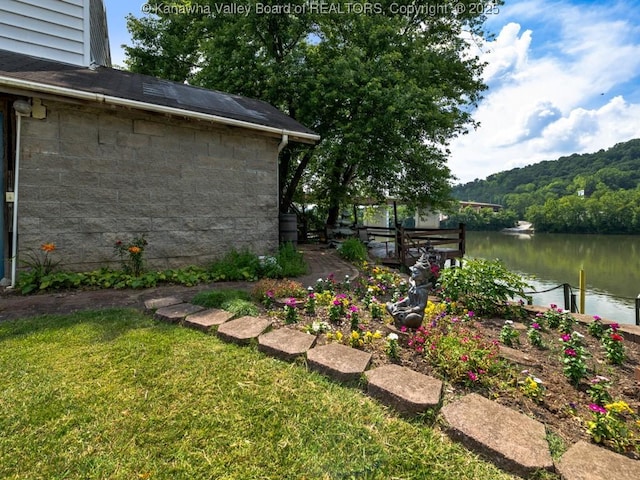 view of yard featuring a water view