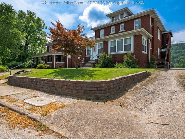 view of front of house featuring a front yard