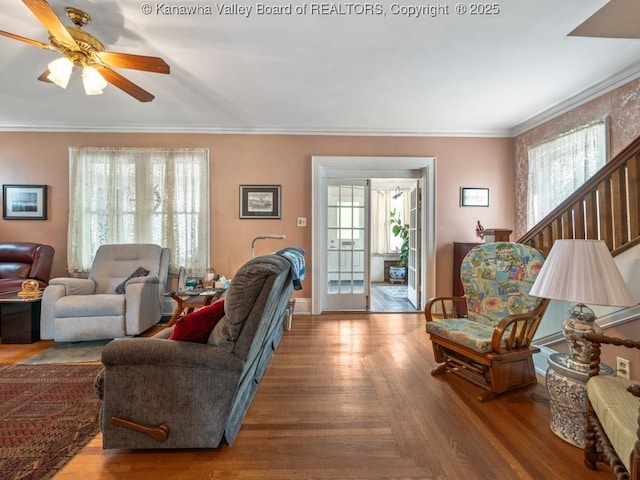 living room featuring hardwood / wood-style floors, plenty of natural light, ceiling fan, and ornamental molding