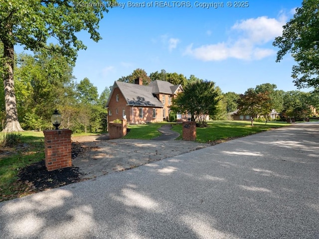 view of front of property with a front lawn