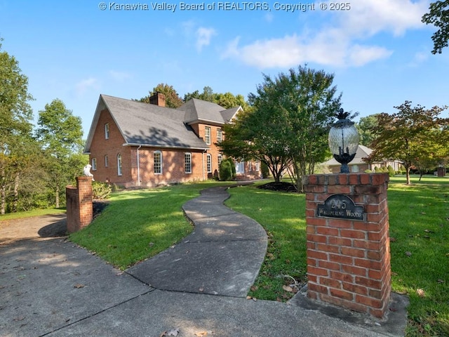 view of front facade featuring a front lawn