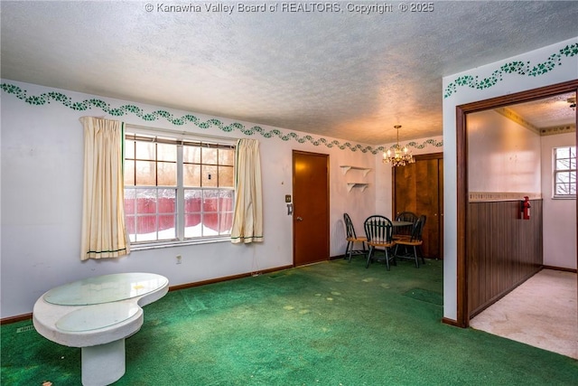 bathroom featuring a notable chandelier and a textured ceiling