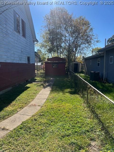 view of yard featuring a shed