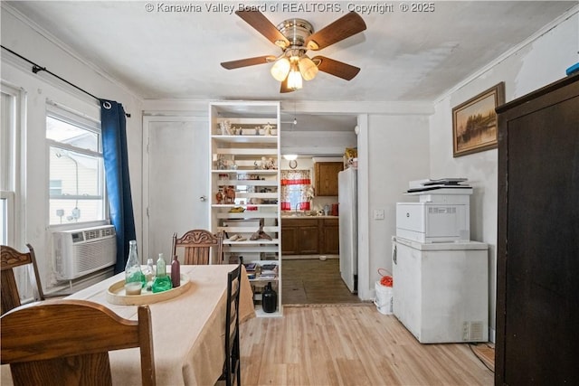 dining room with ceiling fan, light hardwood / wood-style floors, crown molding, and cooling unit