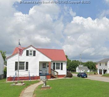 view of front of home featuring a front lawn