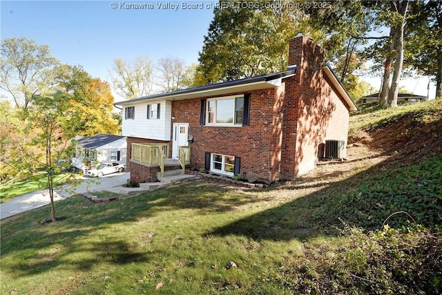 split foyer home featuring a front lawn