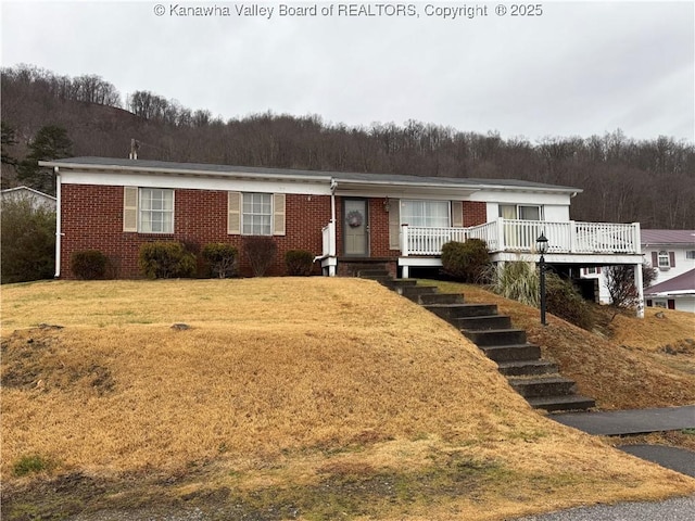 view of front of property with a front lawn