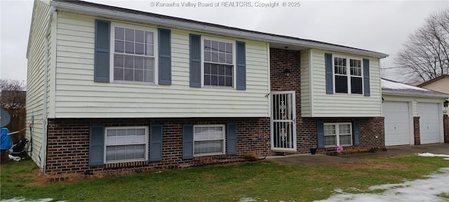 split foyer home with a front yard and a garage