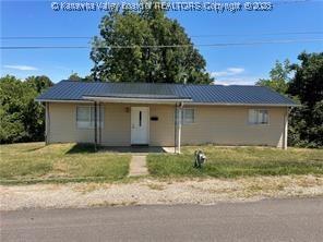 single story home with a front yard