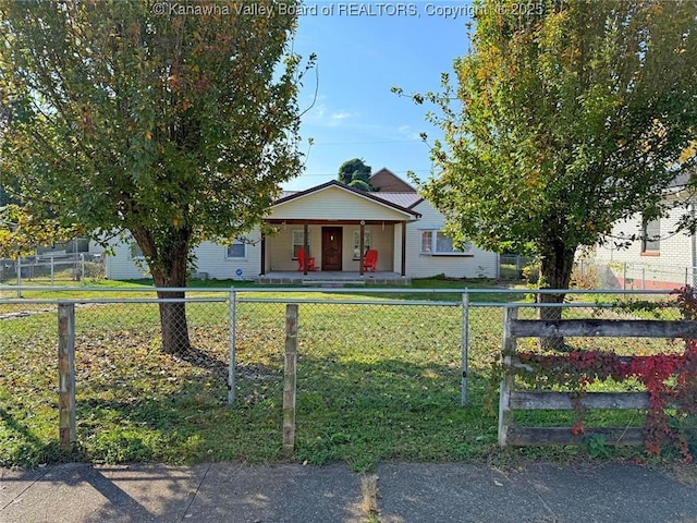 view of front facade featuring a porch and a front lawn