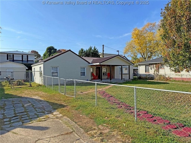 view of front of house featuring a front lawn