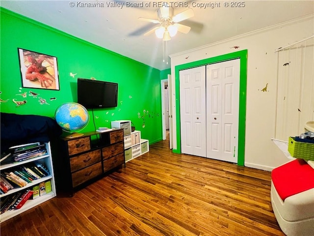 game room featuring crown molding, hardwood / wood-style floors, and ceiling fan