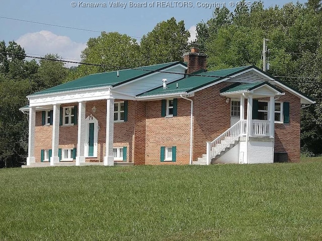 view of front of home with a front yard