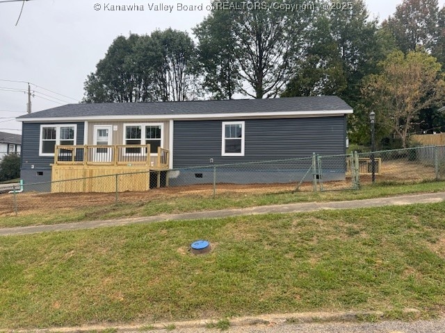 view of front facade with a front yard