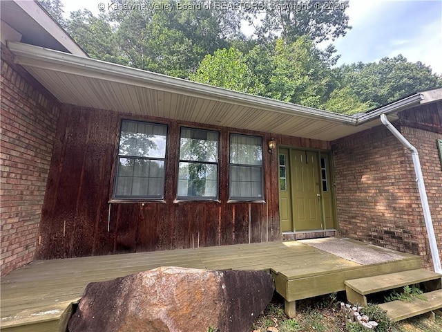 property entrance featuring a deck