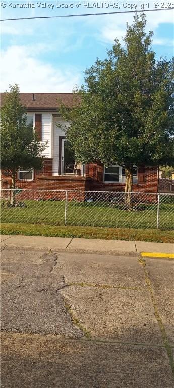 view of front of property featuring a front lawn